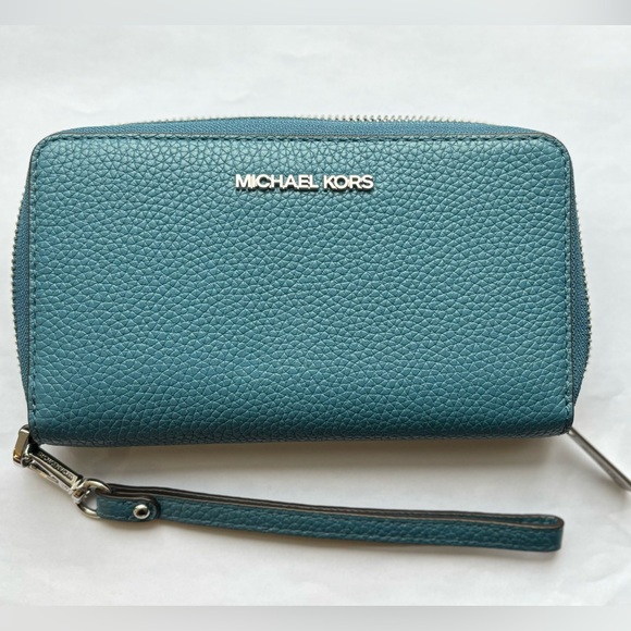 MICHAEL KORS_ Large Logo and Leather Wristlet - Picture 4 of 9